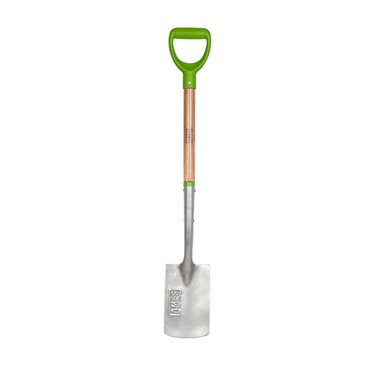 A Border Spade - Carbon Steel, designed with a wooden shaft and green ergonomic handle, and showcasing a flat silver blade.